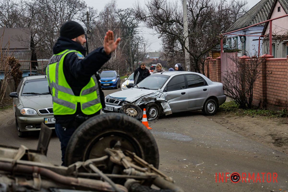 В результате аварии пострадала 32-летняя водитель Daewoo В Днепре на Несокрушимой Niva столкнулась с Daewoo и опрокинулась на крышу: есть пострадала 7