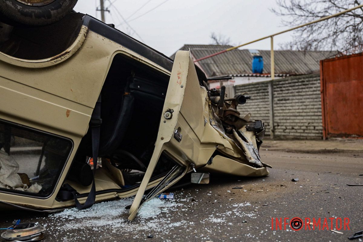 Ее госпитализировали В Днепре на Несокрушимой Niva столкнулась с Daewoo и опрокинулась на крышу: пострадала 8