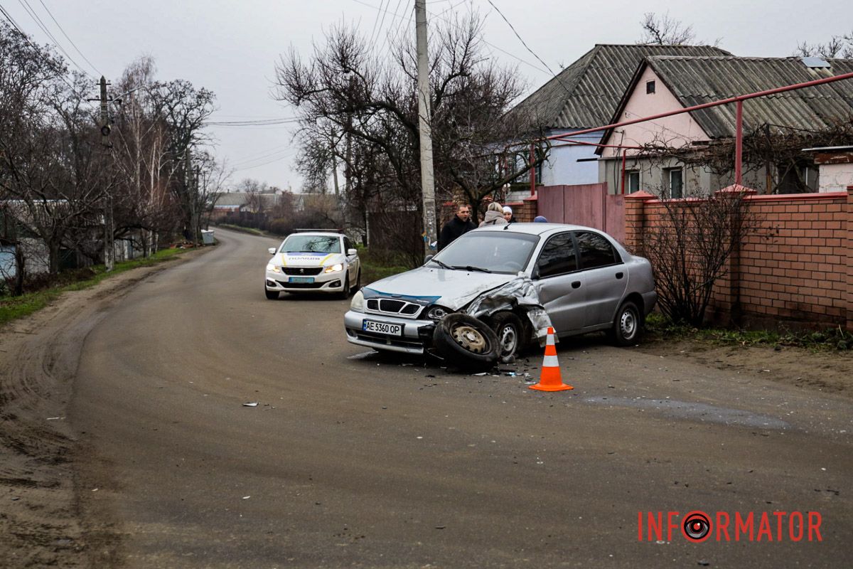 По состоянию на 10:00 движение на этом участке регулирует полицейский В Днепре на Несокрушимой Niva столкнулась с Daewoo и опрокинулась на крышу: пострадала 9