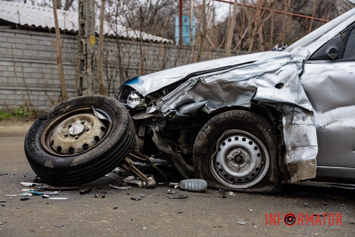 Все обстоятельства выясняют В Днепре на Несокрушимой Niva столкнулась с Daewoo и опрокинулась на крышу: пострадала 10