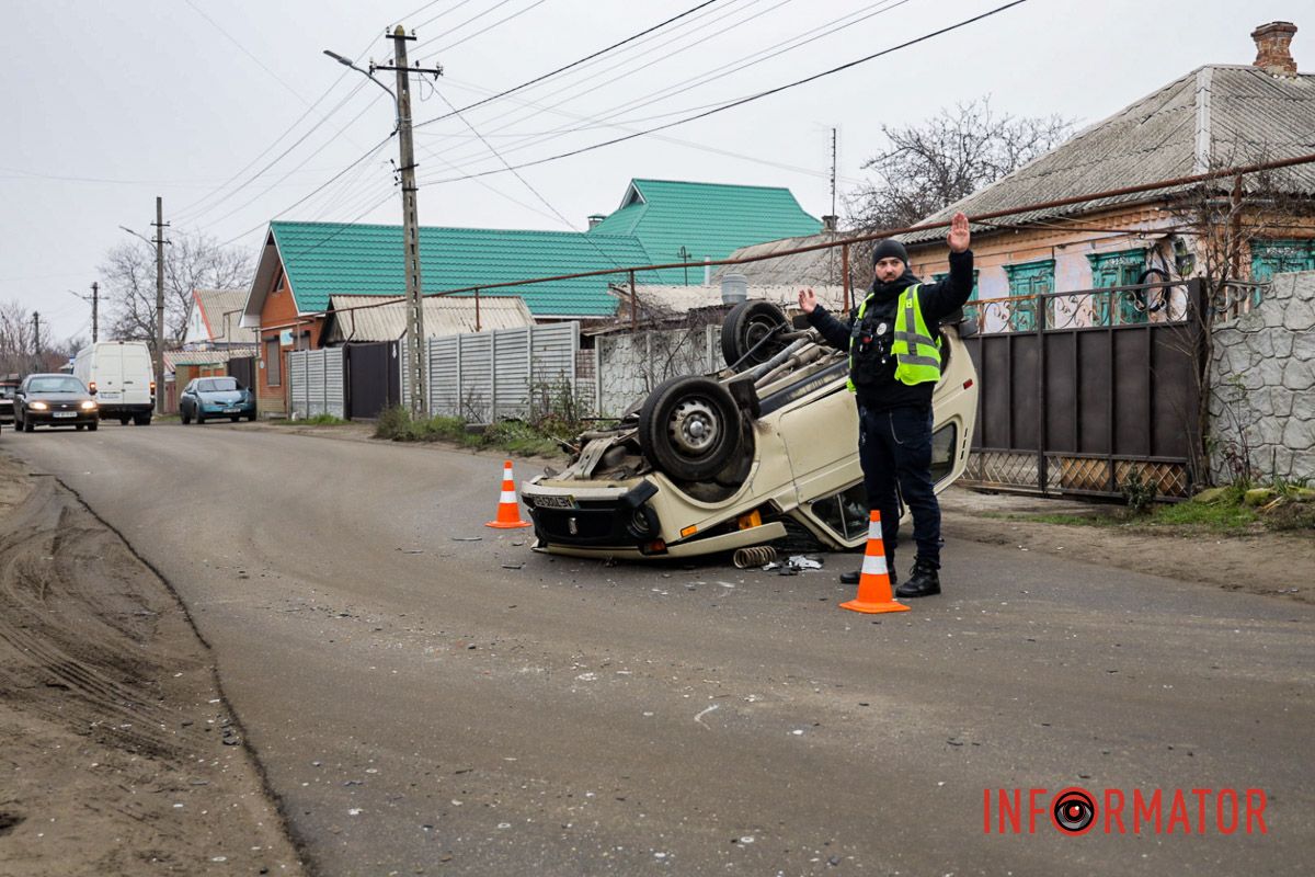 Об этом сообщает Информатор с места происшествия В Днепре на Несокрушимой Niva столкнулась с Daewoo и опрокинулась на крышу: пострадала 4