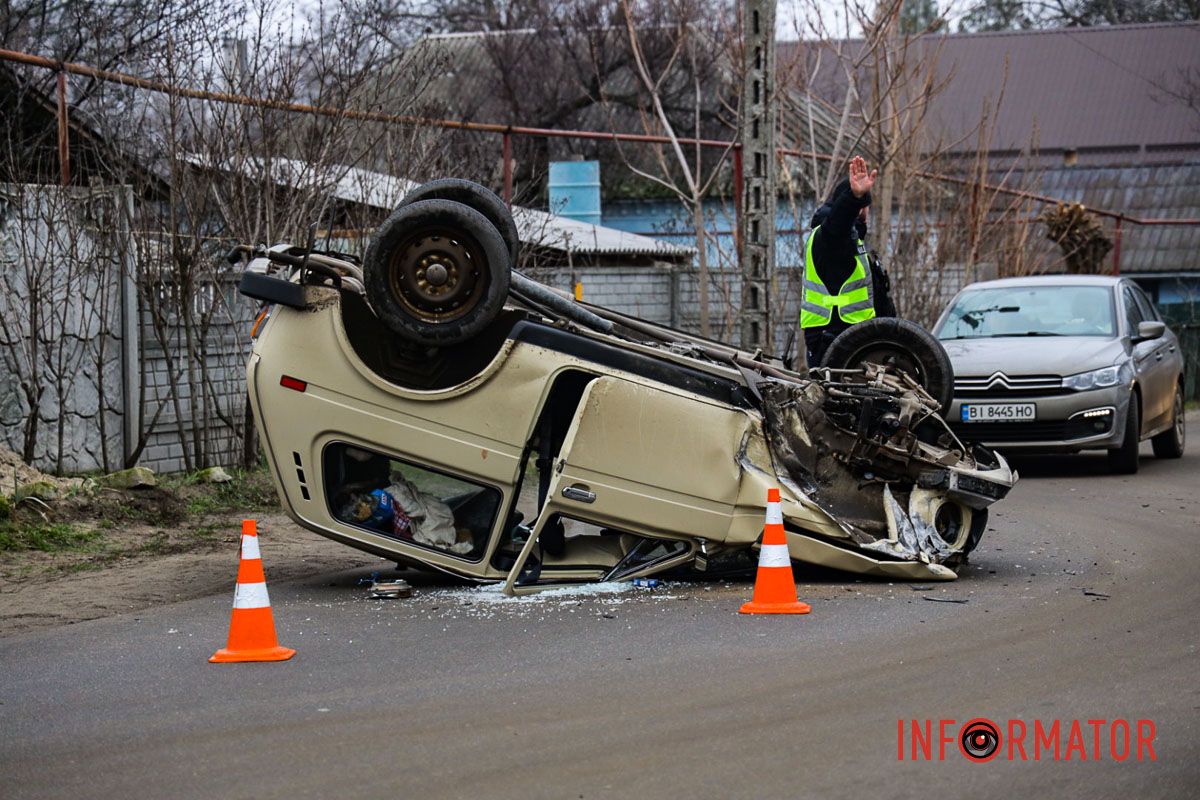 Там столкнулись Niva и Daewoo В Днепре на Несокрушимой Niva столкнулась с Daewoo и опрокинулась на крышу: есть пострадала 2