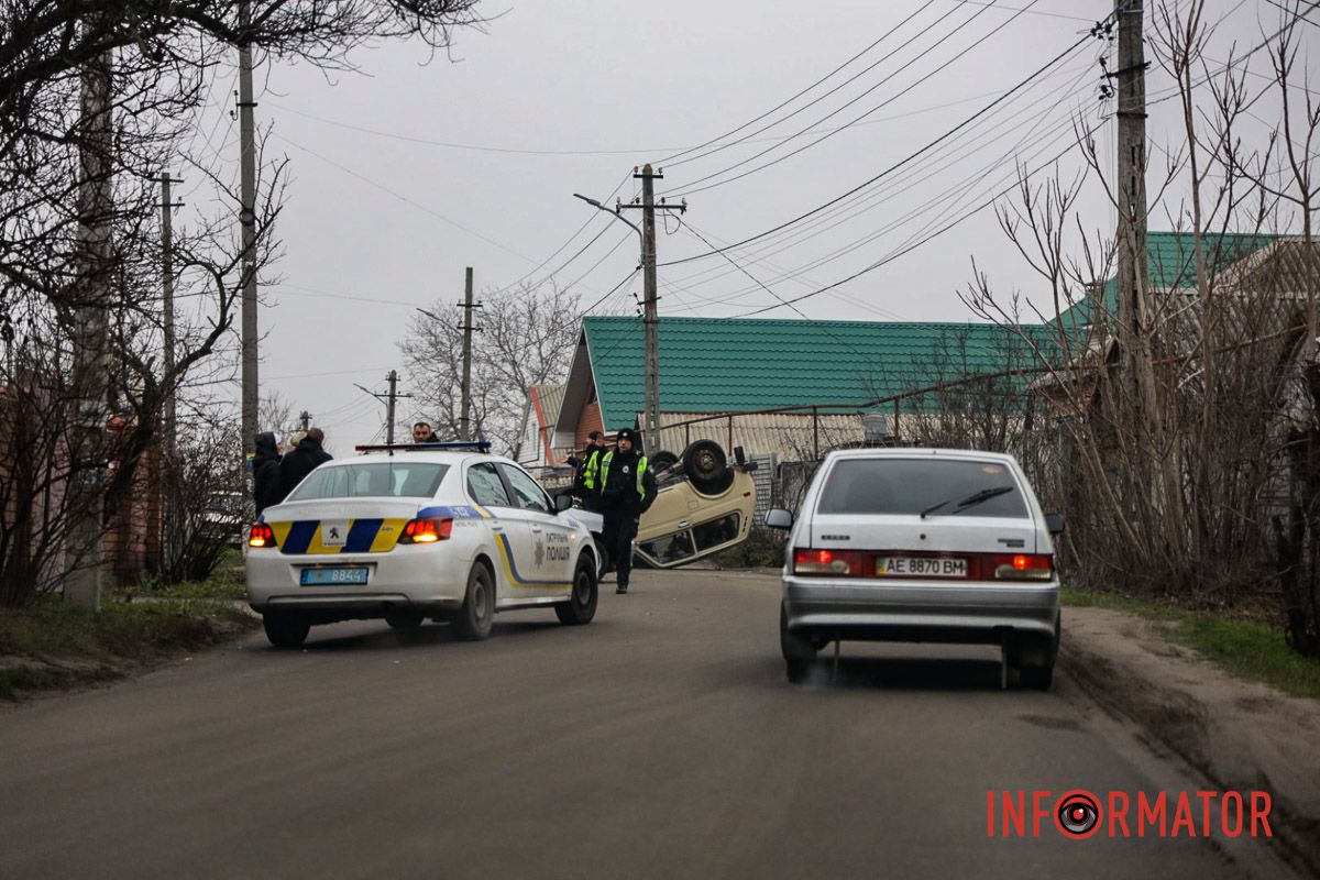В результате аварии Niva перевернулась на крышу В Днепре на Несокрушимой Niva столкнулась с Daewoo и опрокинулась на крышу: есть пострадала 3