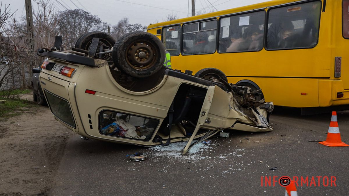 У Дніпрі на Незламній Niva зіткнулась з Daewoo та перекинулась на дах: є постраждала
