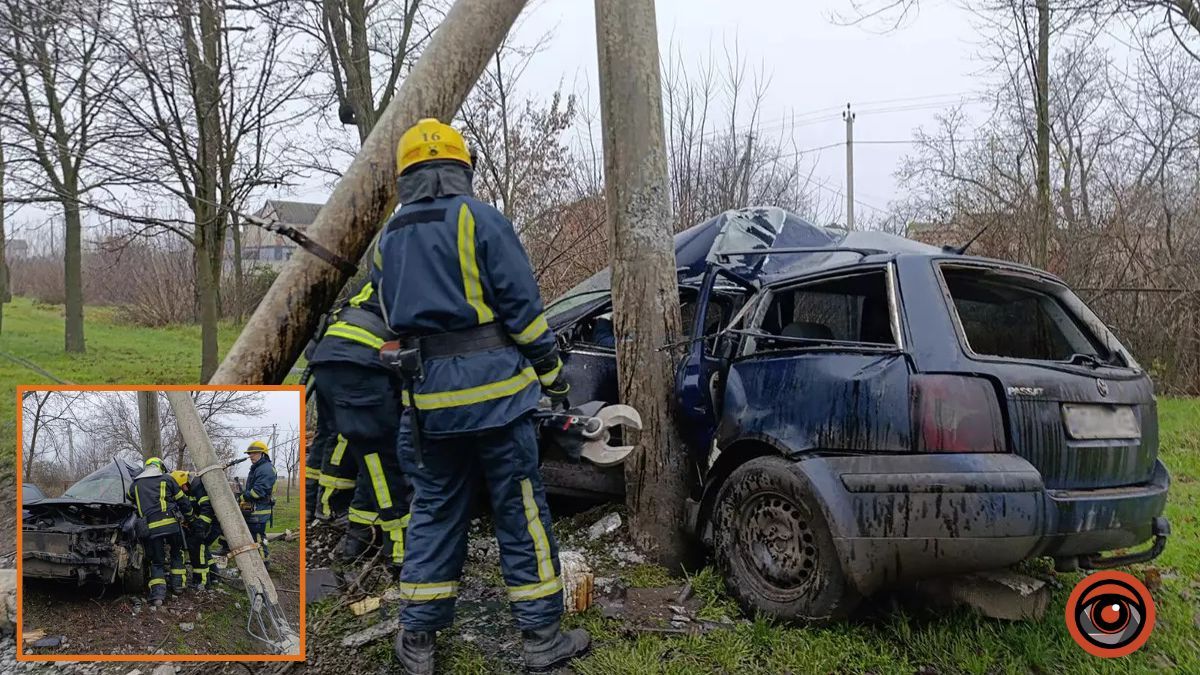 У Кривому Розі Volkswagen влетів у стовп: водія з понівеченої автівки деблокували рятувальники