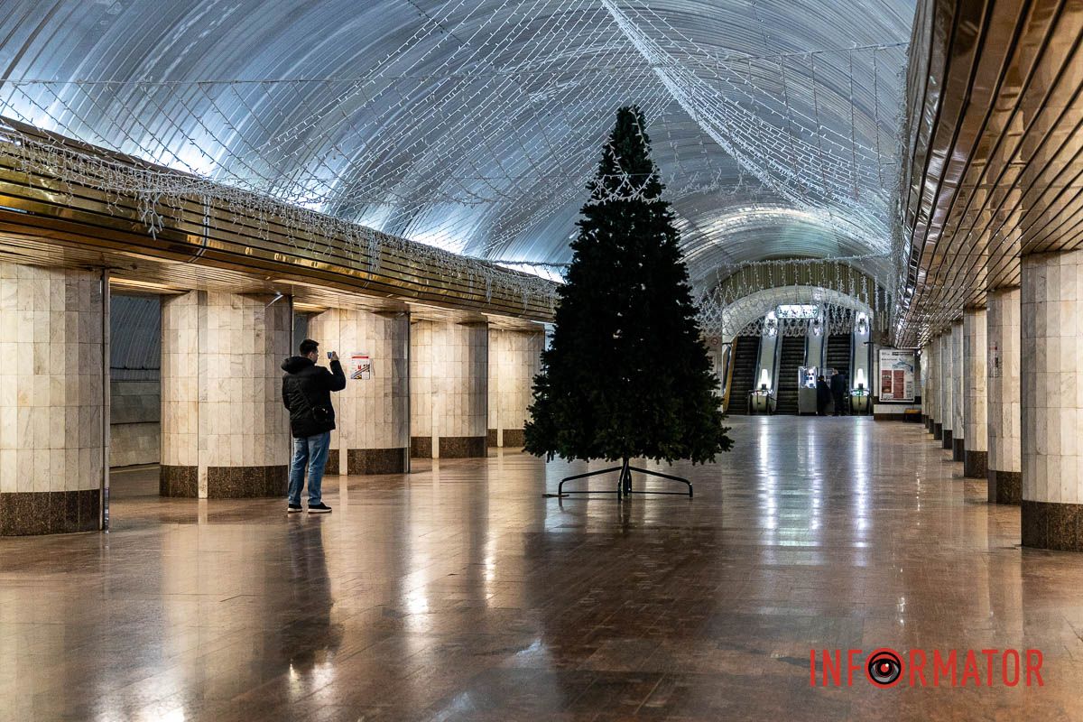У Дніпрі готують до відкриття міську ялинку 6