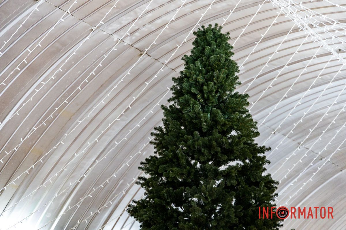Ялинка повністю штучна