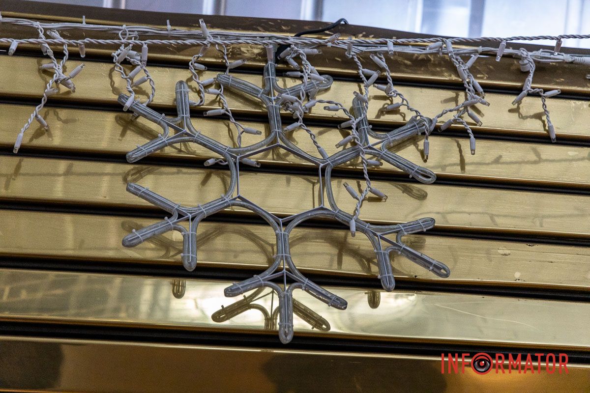 Для безпеки ялинку розмістили у станції метро