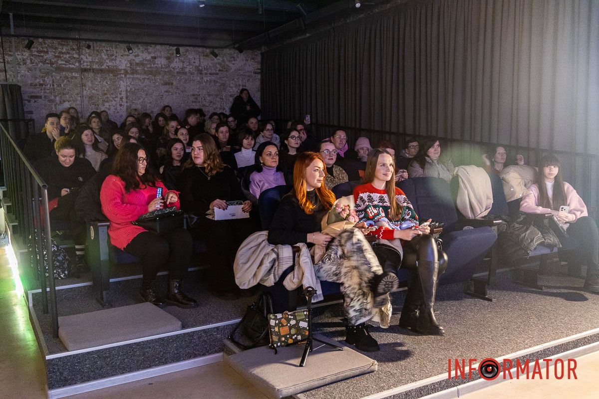 Письменниця з Дніпра презентувала авторську книгу в стилі відьомського фентезі - “Темний спадок. Братство” 14