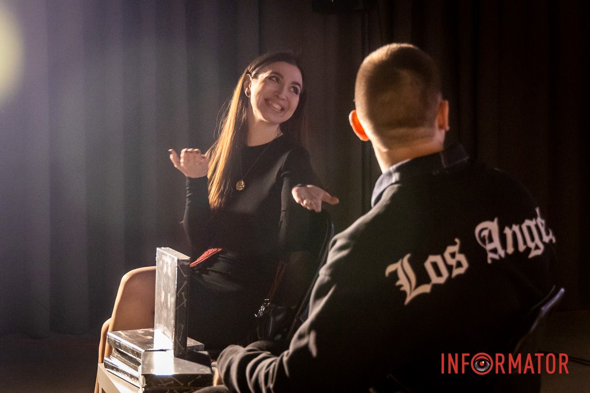 Письменниця з Дніпра презентувала авторську книгу в стилі відьомського фентезі - “Темний спадок. Братство” 10