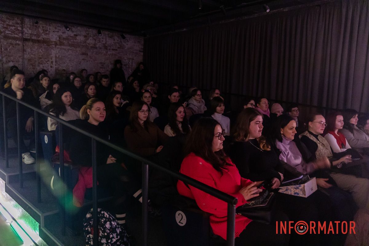 Письменниця з Дніпра презентувала авторську книгу в стилі відьомського фентезі - “Темний спадок. Братство” 12