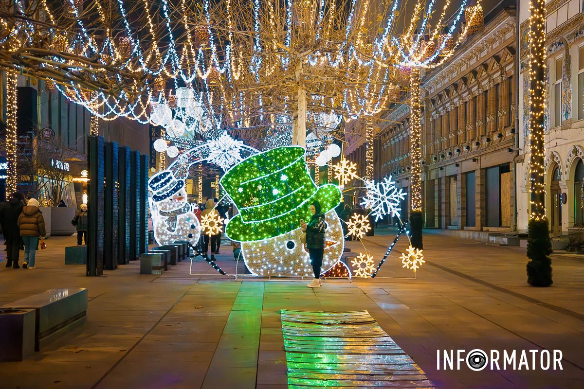 Иллюминация, которая очаровывает и дарит настроение: как выглядит улица Короленко в Днепре.