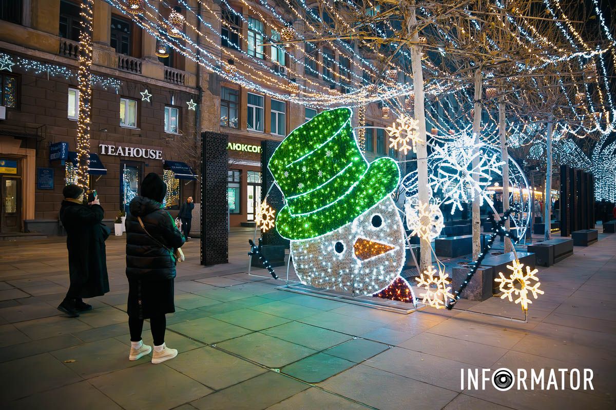 Иллюминация, которая очаровывает и дарит настроение: как выглядит улица Короленко в Днепре 5