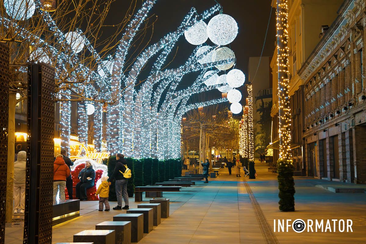 Иллюминация, которая очаровывает и дарит настроение: как выглядит улица Короленко в Днепре 9