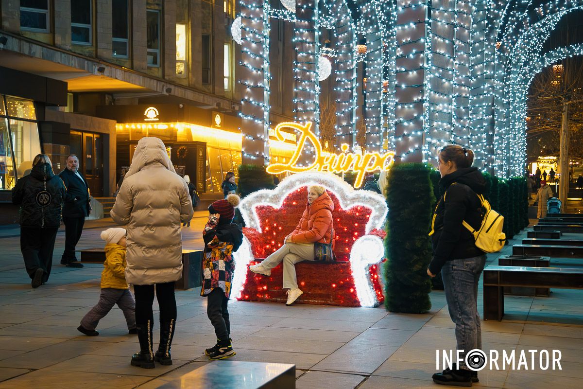 Иллюминация, которая очаровывает и дарит настроение: как выглядит улица Короленко в Днепре 11