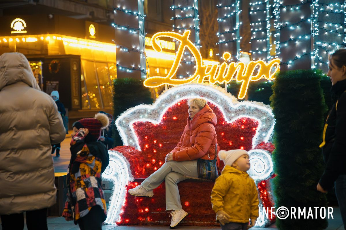 Иллюминация, которая очаровывает и дарит настроение: как выглядит улица Короленко в Днепре 12