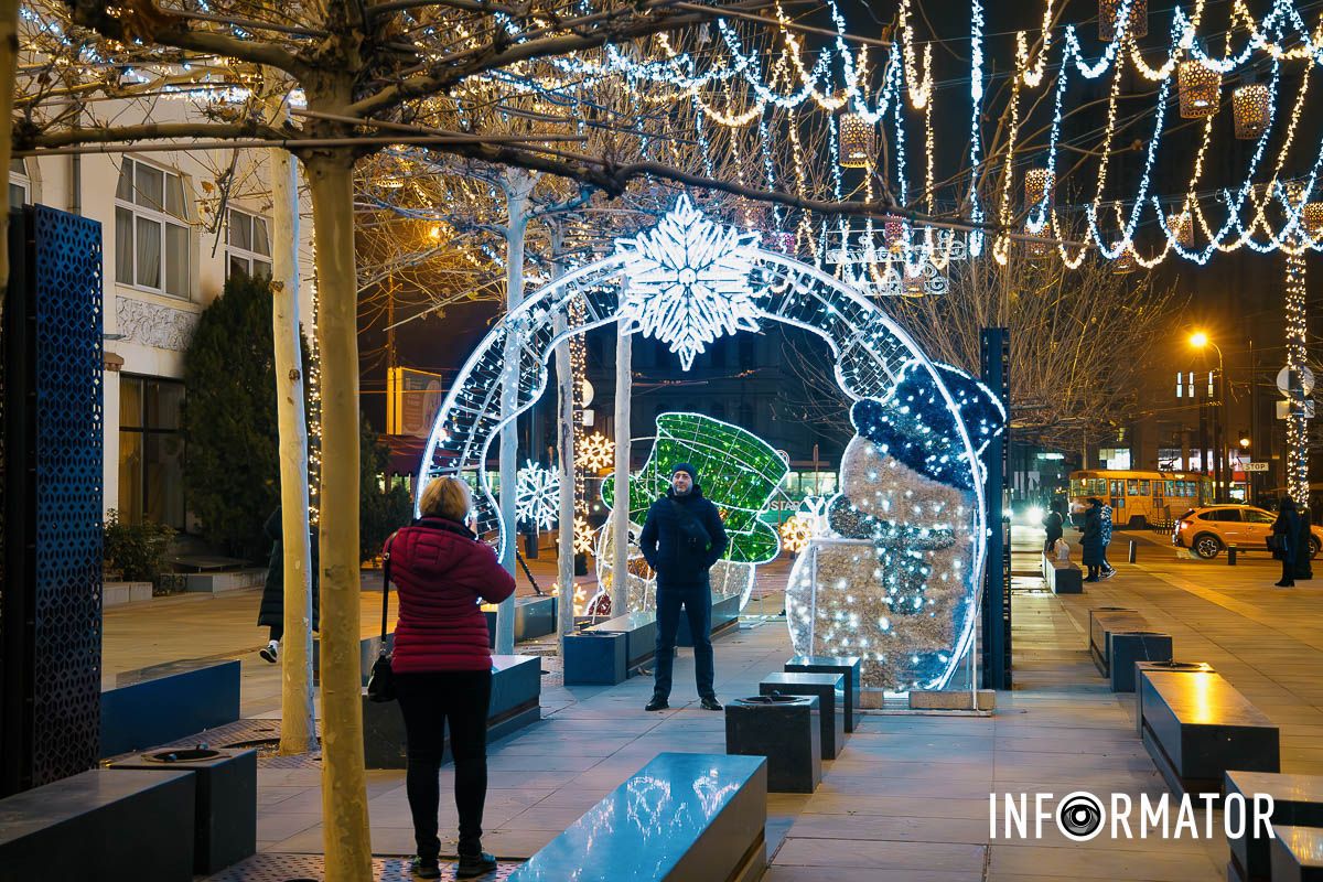 Иллюминация, которая очаровывает и дарит настроение: как выглядит улица Короленко в Днепре 14