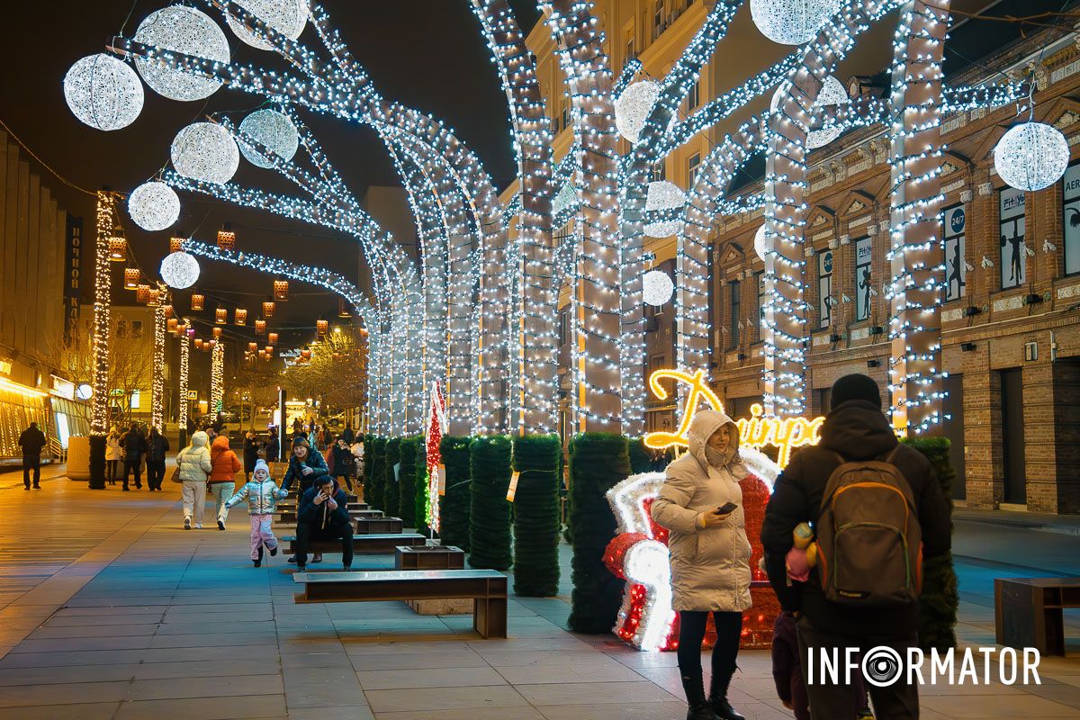 Иллюминация, которая очаровывает и дарит настроение: как выглядит улица Короленко в Днепре 15