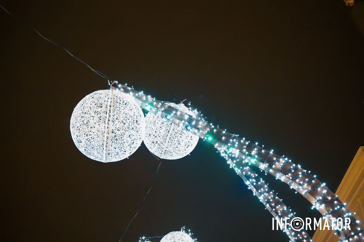 Иллюминация, которая очаровывает и дарит настроение: как выглядит улица Короленко в Днепре 16