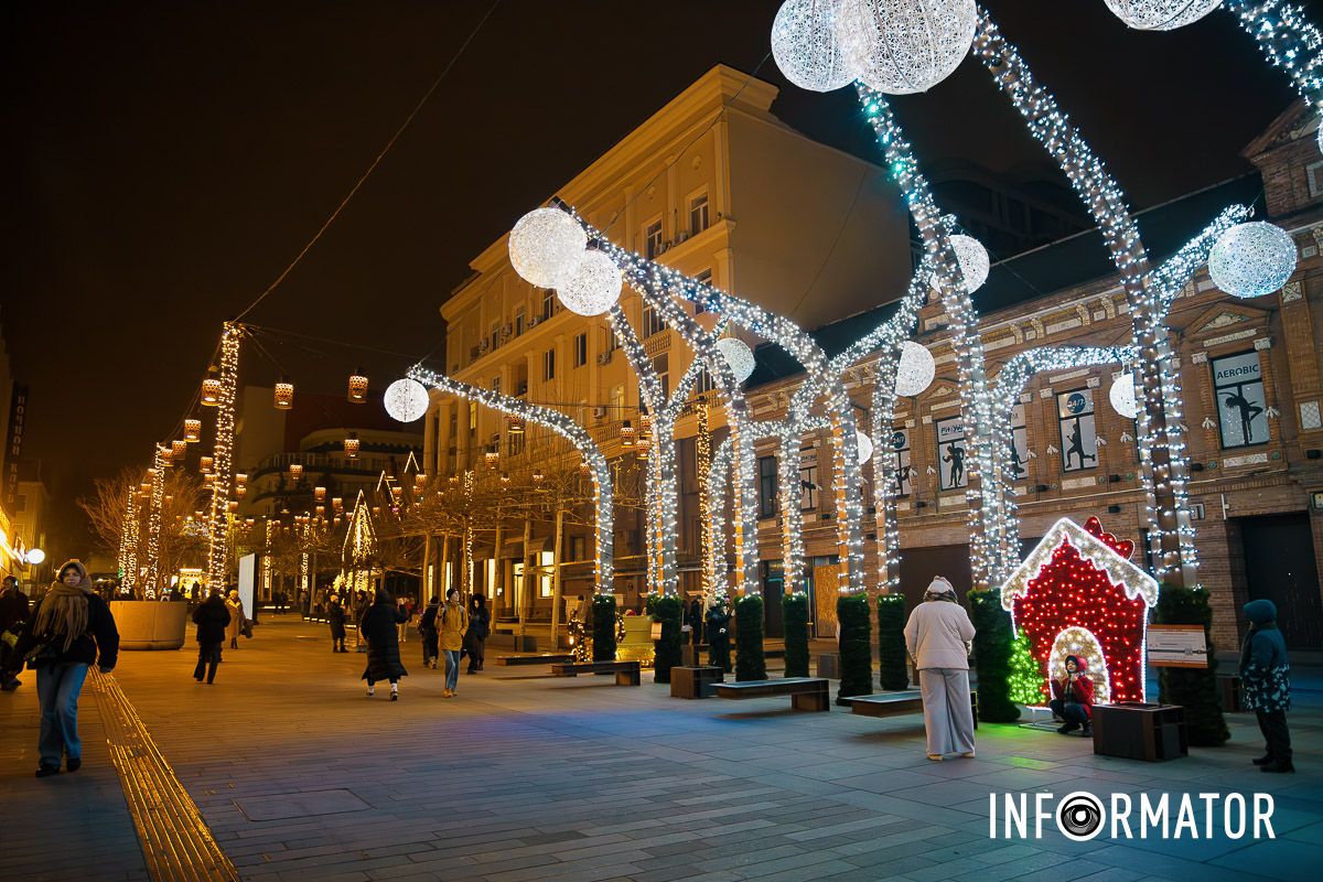 Иллюминация, которая очаровывает и дарит настроение: как выглядит улица Короленко в Днепре 18
