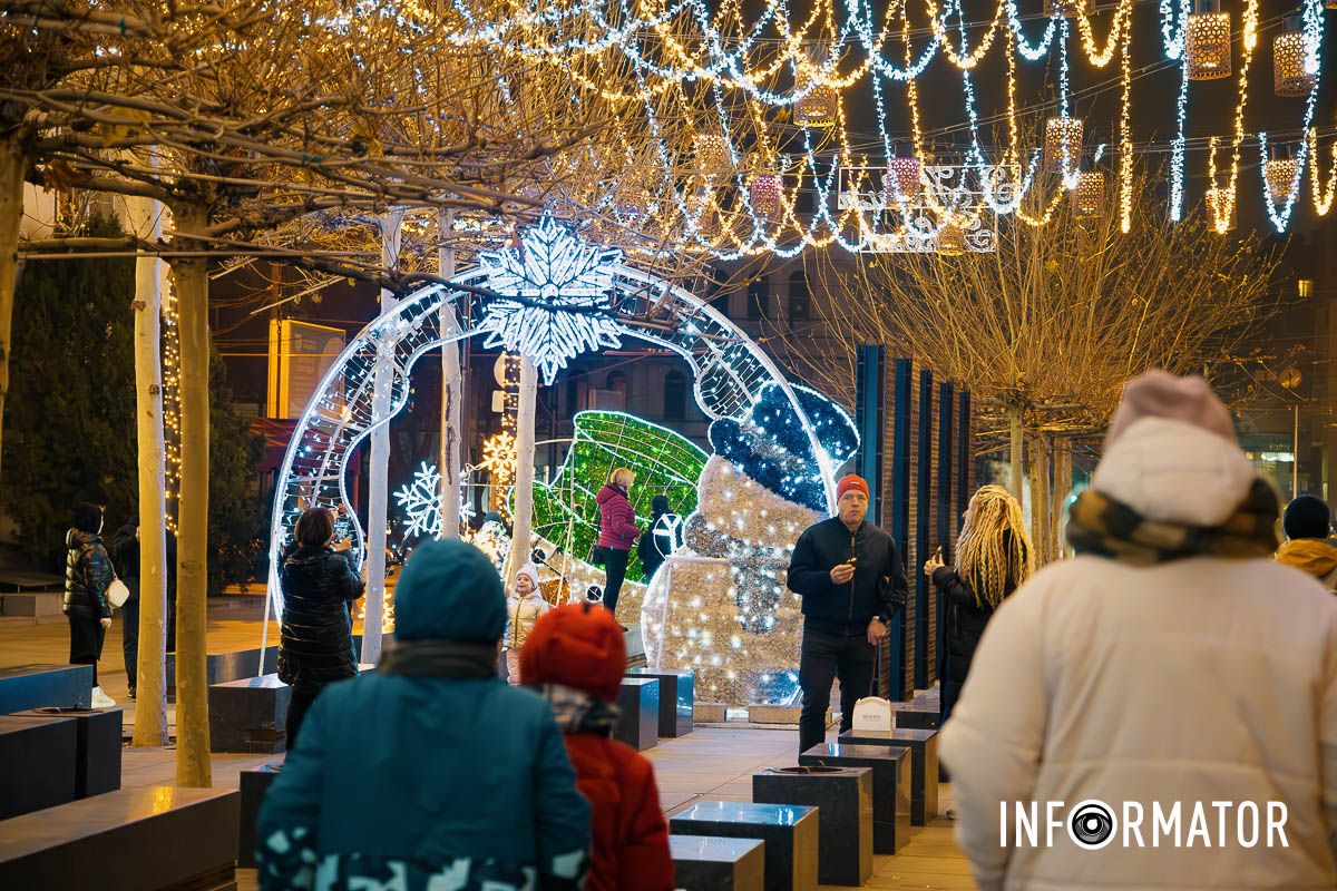 Иллюминация, которая очаровывает и дарит настроение: как выглядит улица Короленко в Днепре 21