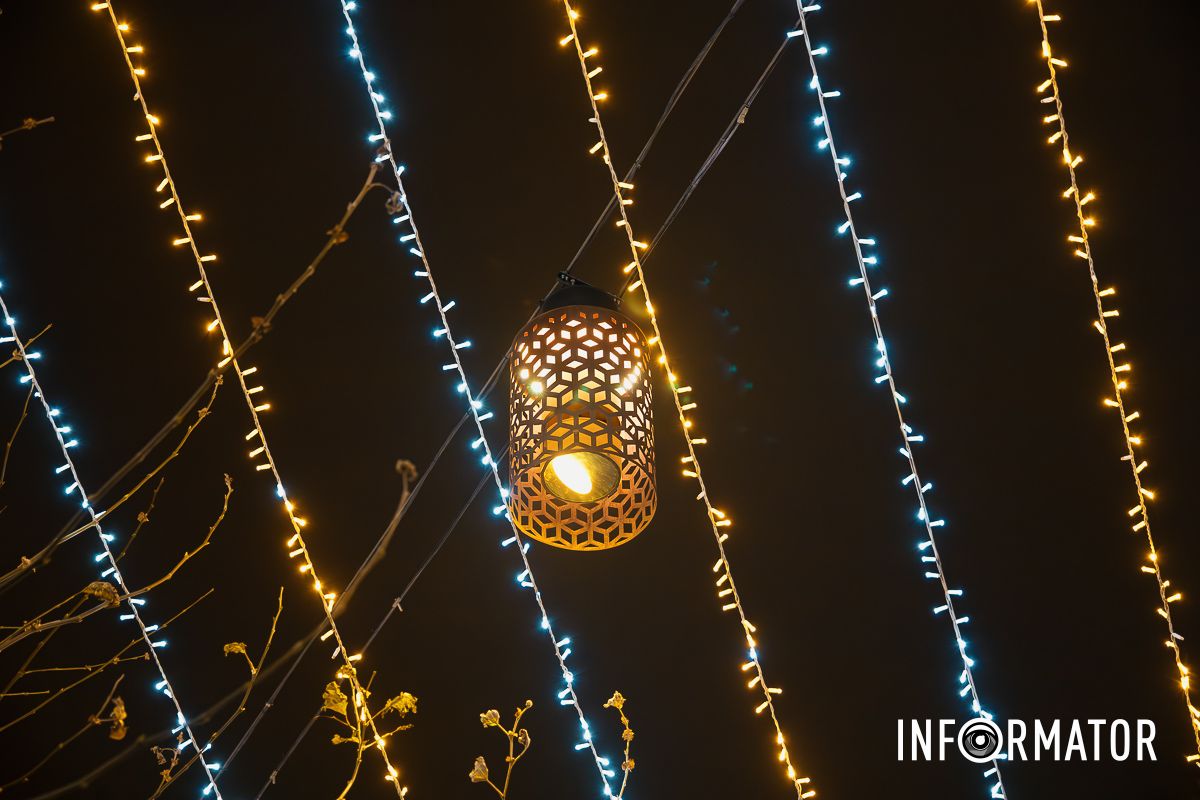 Иллюминация, которая очаровывает и дарит настроение: как выглядит улица Короленко в Днепре 23