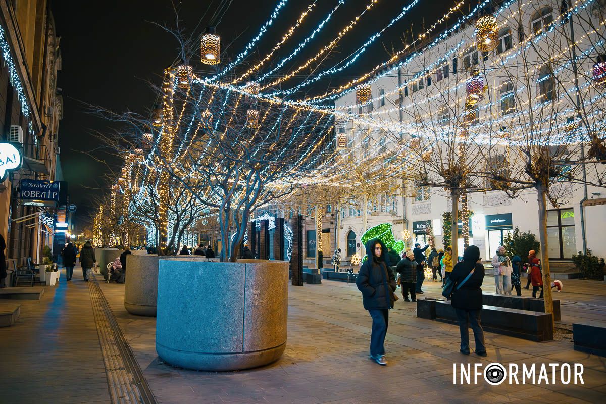 Иллюминация, которая очаровывает и дарит настроение: как выглядит улица Короленко в Днепре 25