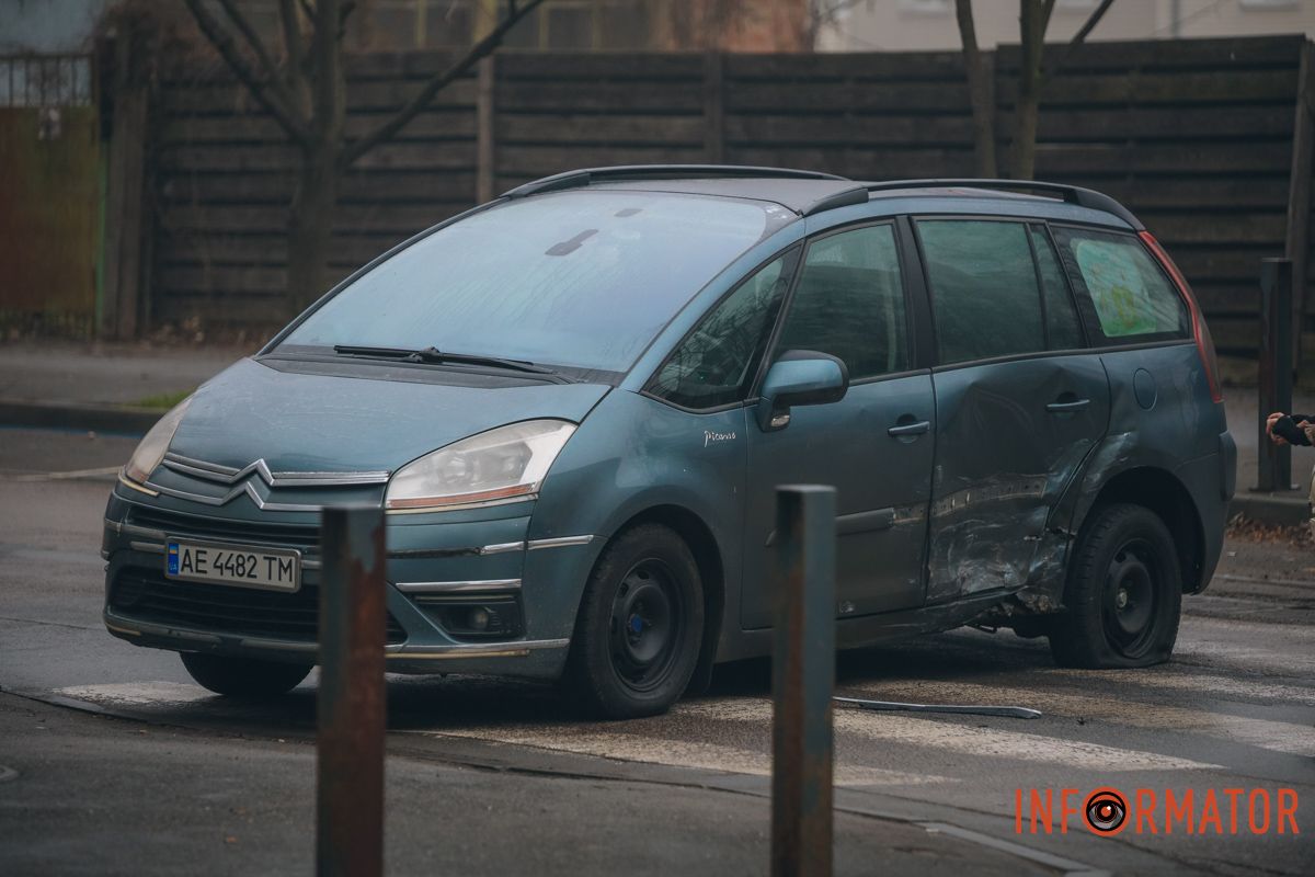 На дороге остались обломки от деталей автомобилей ДТП 6