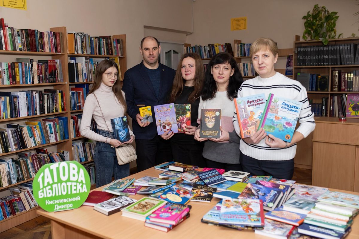 В рамках него 7 детских библиотек левого берега получили наборы из 54 книг.