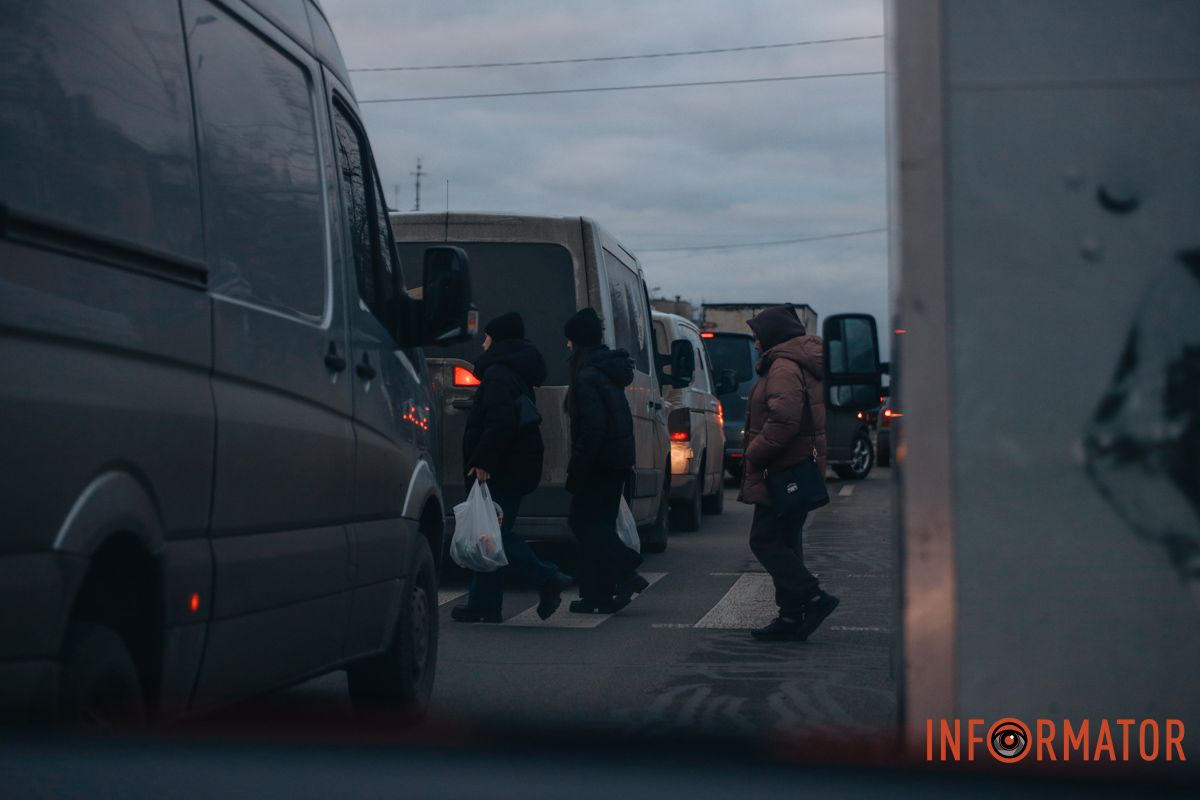 Аварія з чотирма машинами та тролейбусом на Слобожанському у Дніпрі: утворився затор 13