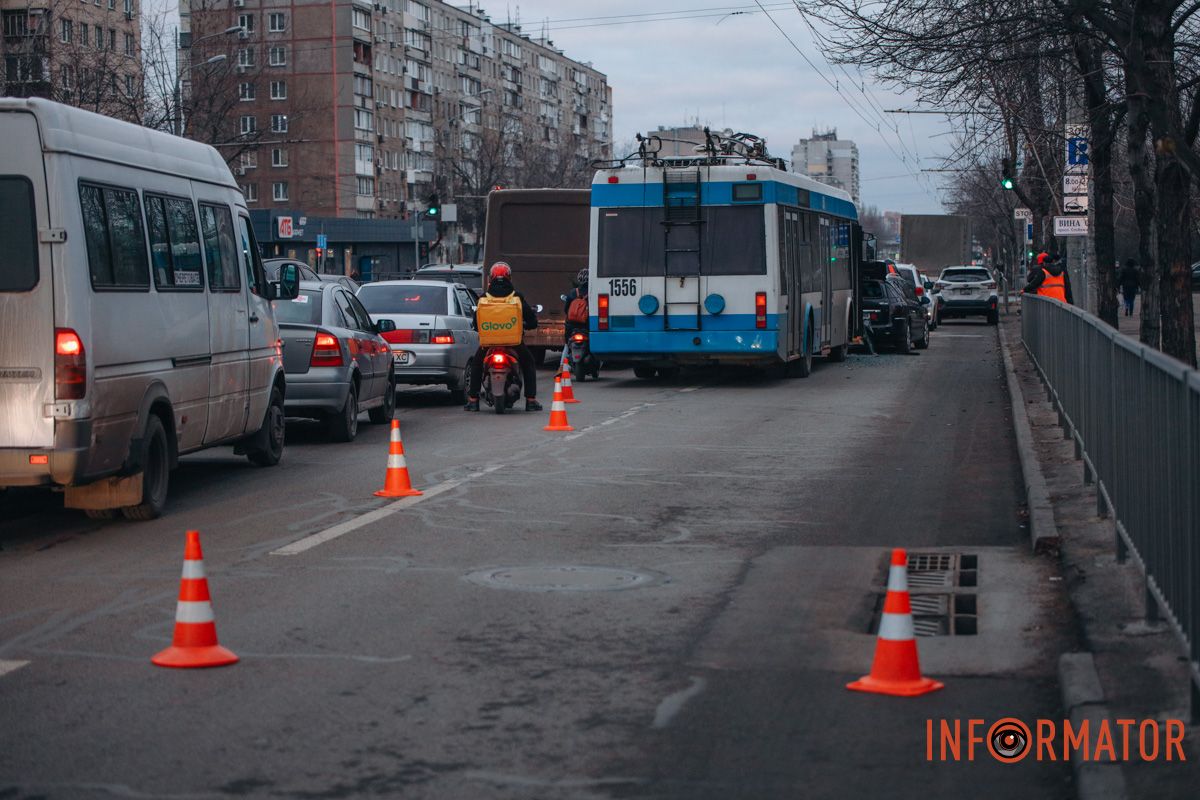 Аварія з чотирма машинами та тролейбусом на Слобожанському у Дніпрі: утворився затор 1