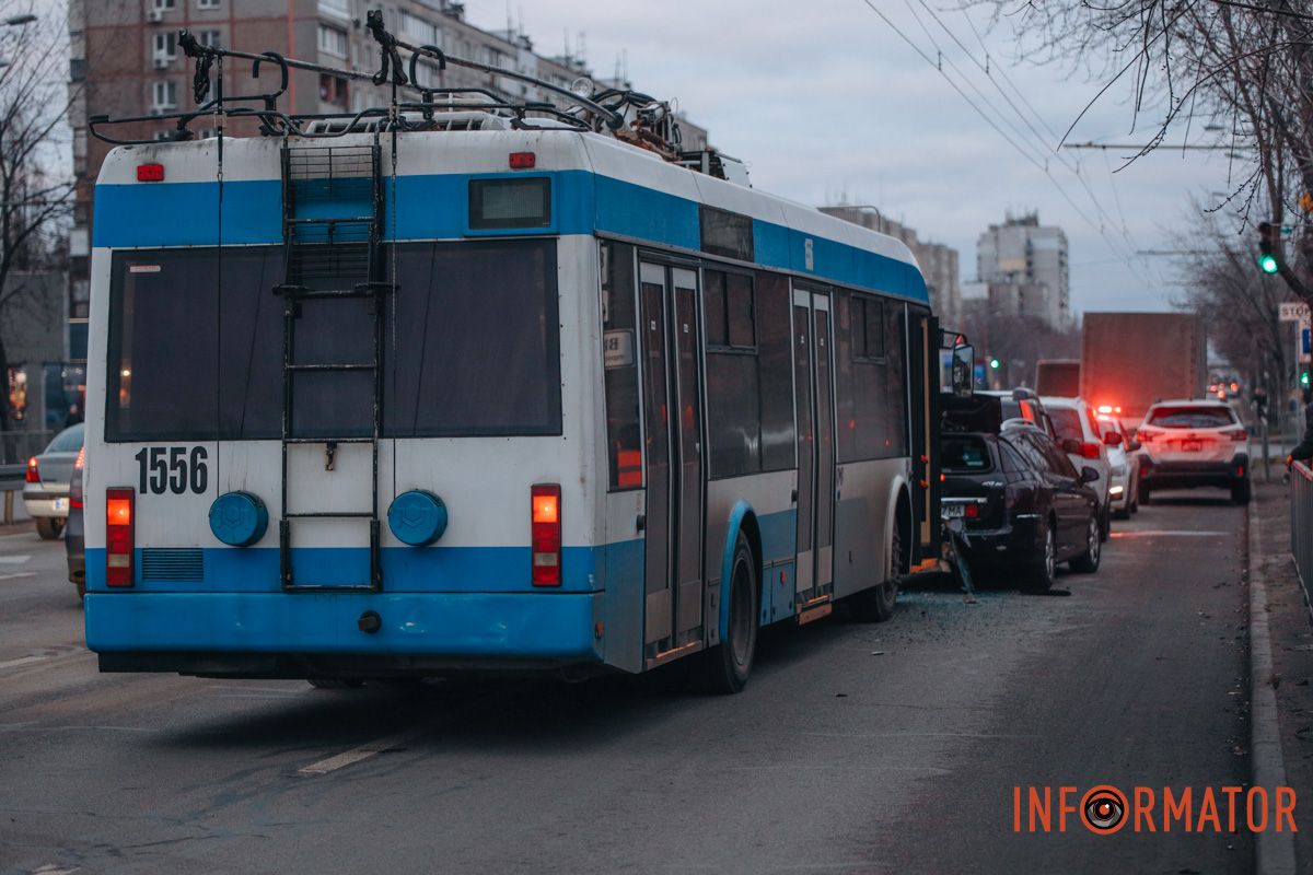 Аварія з чотирма машинами та тролейбусом на Слобожанському у Дніпрі: утворився затор 2
