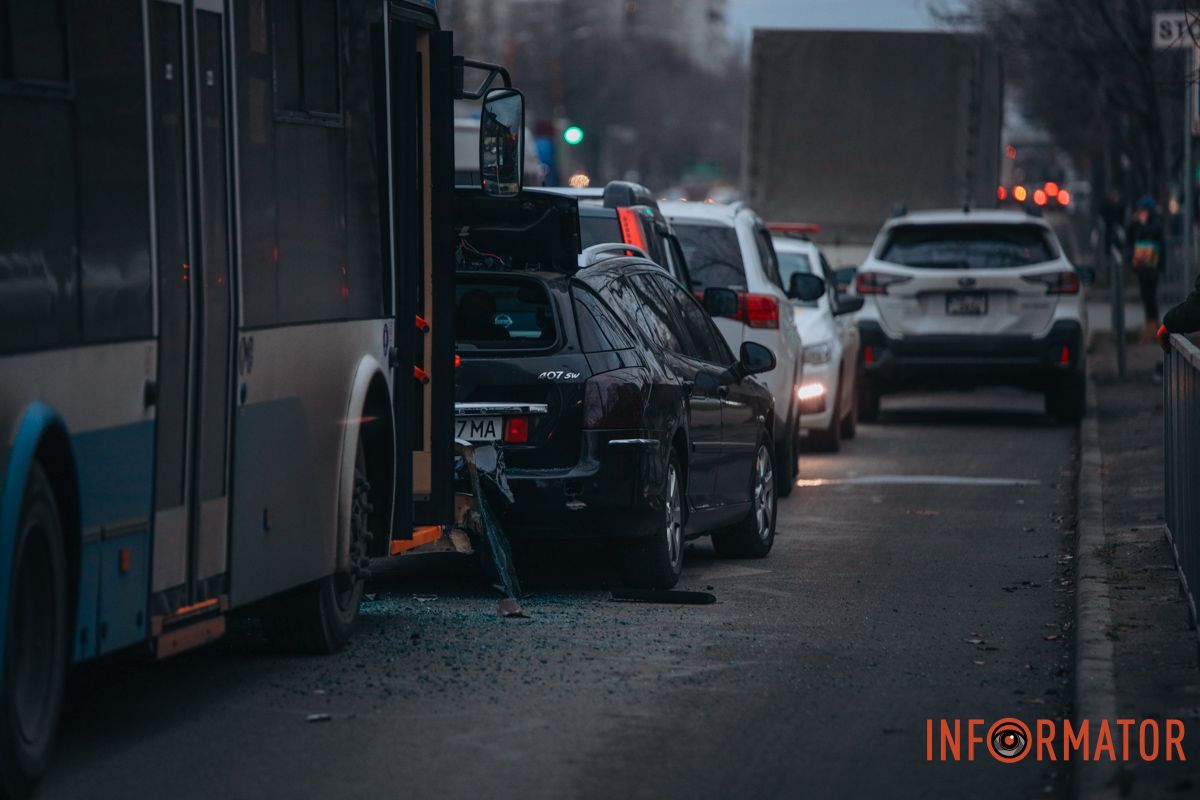 Аварія з чотирма машинами та тролейбусом на Слобожанському у Дніпрі: утворився затор 3