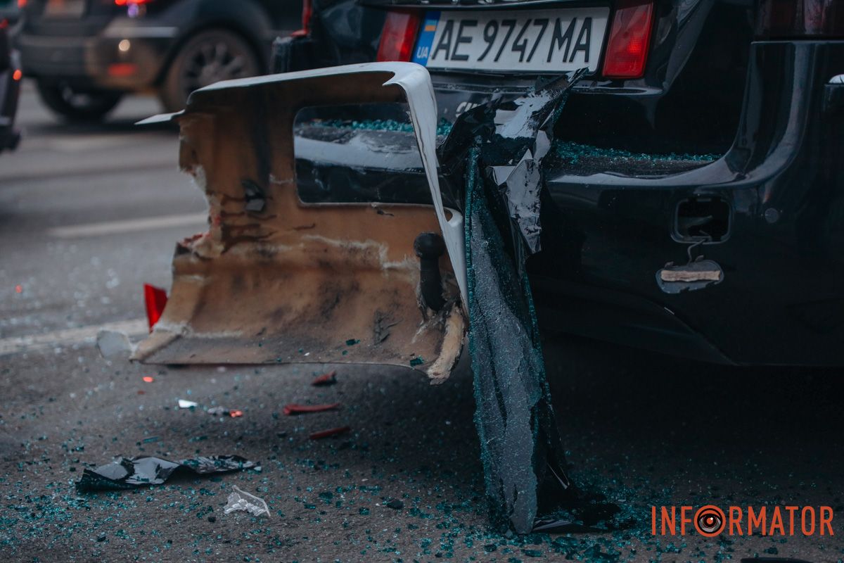 Аварія з чотирма машинами та тролейбусом на Слобожанському у Дніпрі: утворився затор 4