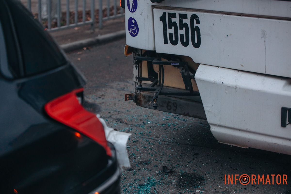 Аварія з чотирма машинами та тролейбусом на Слобожанському у Дніпрі: утворився затор 7