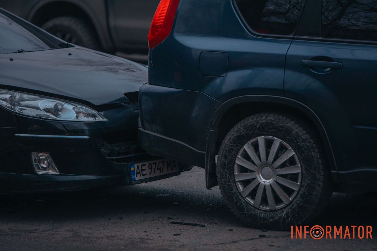 Аварія з чотирма машинами та тролейбусом на Слобожанському у Дніпрі: утворився затор 11