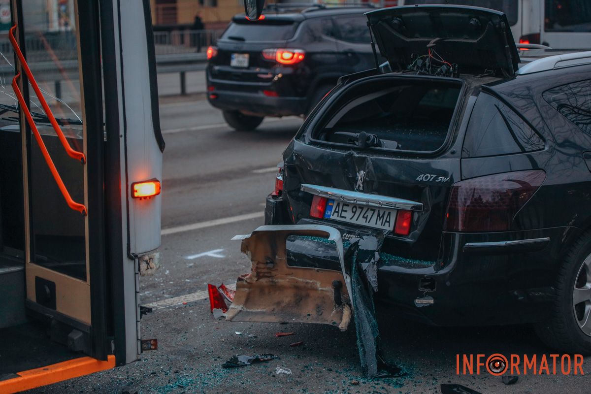 Аварія з чотирма машинами та тролейбусом на Слобожанському у Дніпрі: утворився затор 12