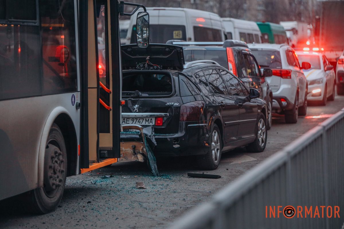 Аварія з чотирма машинами та тролейбусом на Слобожанському у Дніпрі: утворився затор 15