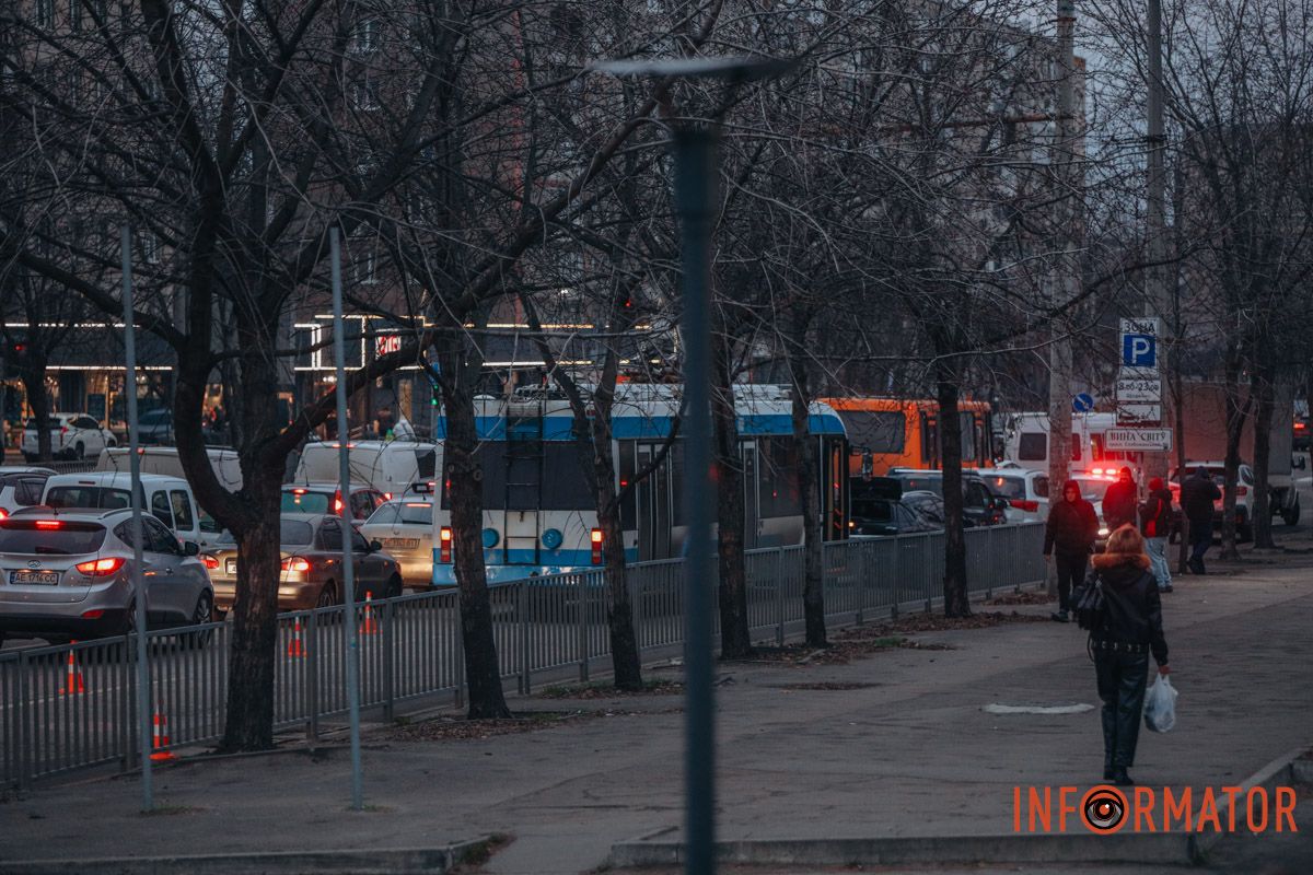 Аварія з чотирма машинами та тролейбусом на Слобожанському у Дніпрі: утворився затор 16