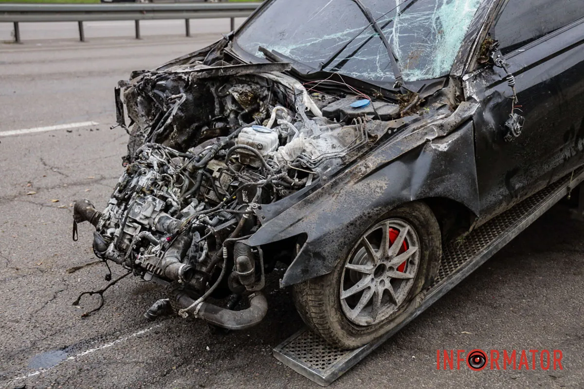 У Дніпрі на Набережній Заводській перекинувся Audi: водій в лікарні 7