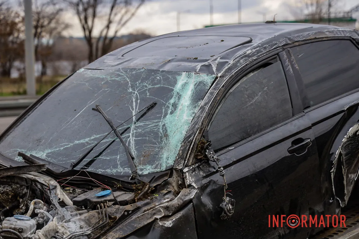 У Дніпрі на Набережній Заводській перекинувся Audi: водій в лікарні 6