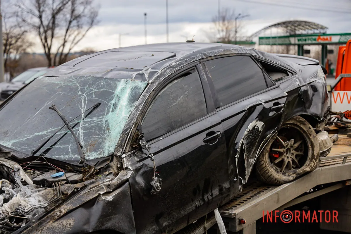 У Дніпрі на Набережній Заводській перекинувся Audi: водій в лікарні 5