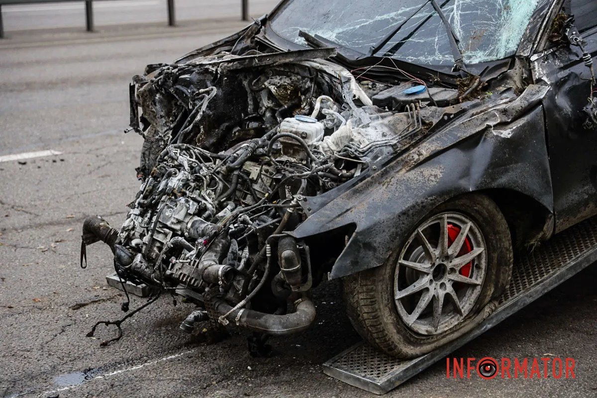 У Дніпрі на Набережній Заводській перекинувся Audi: водій в лікарні 3