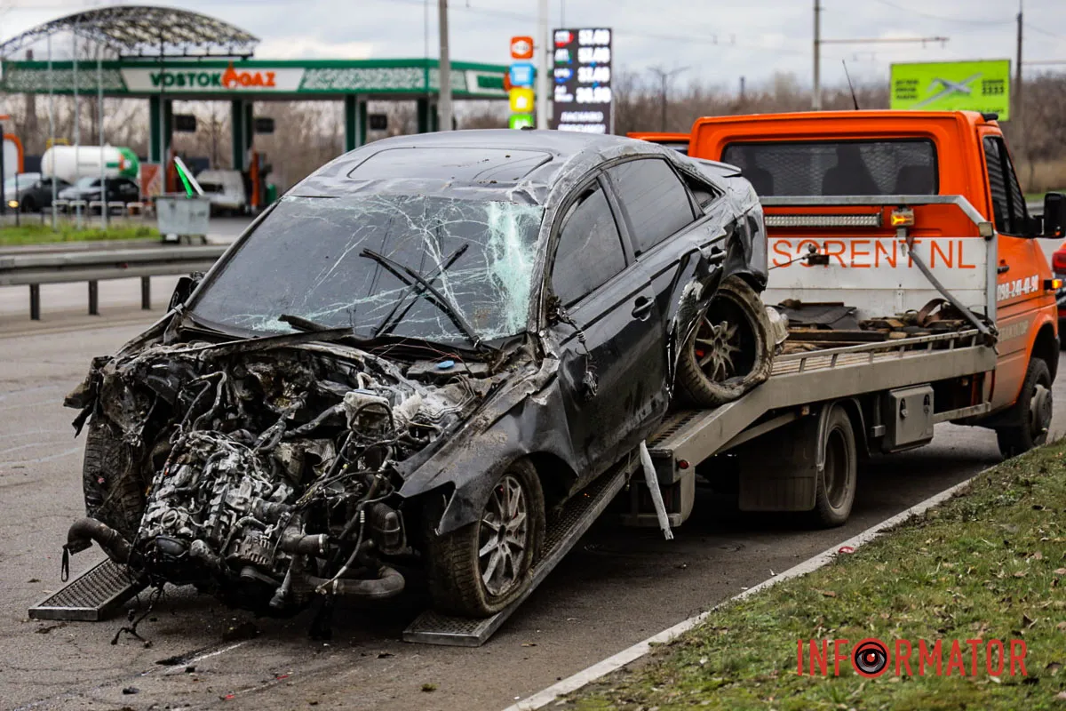 У Дніпрі на Набережній Заводській перекинувся Audi: водій в лікарні 9