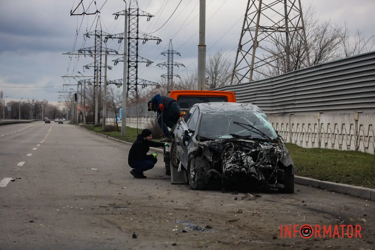 У Дніпрі на Набережній Заводській перекинувся Audi: водій в лікарні 10