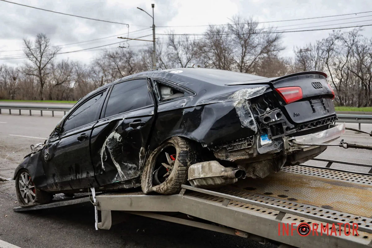 У Дніпрі на Набережній Заводській перекинувся Audi: водій в лікарні 11