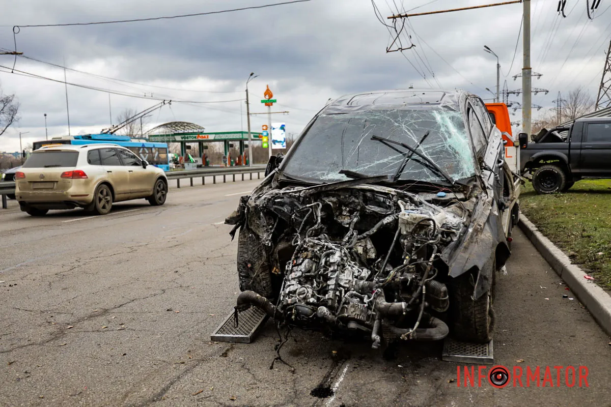 У Дніпрі на Набережній Заводській перекинувся Audi: водій в лікарні 12