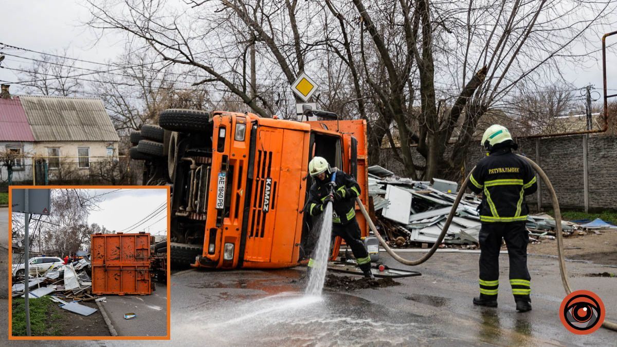 У Дніпрі на Посполитій перекинувся КамАЗ з брухтом: рух ускладнено