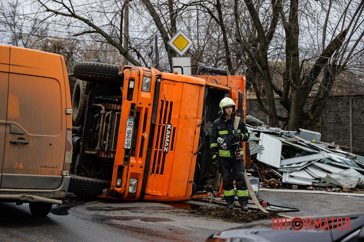 В Днепре на Посполитой перевернулся КамАЗ с ломом: движение затруднено.