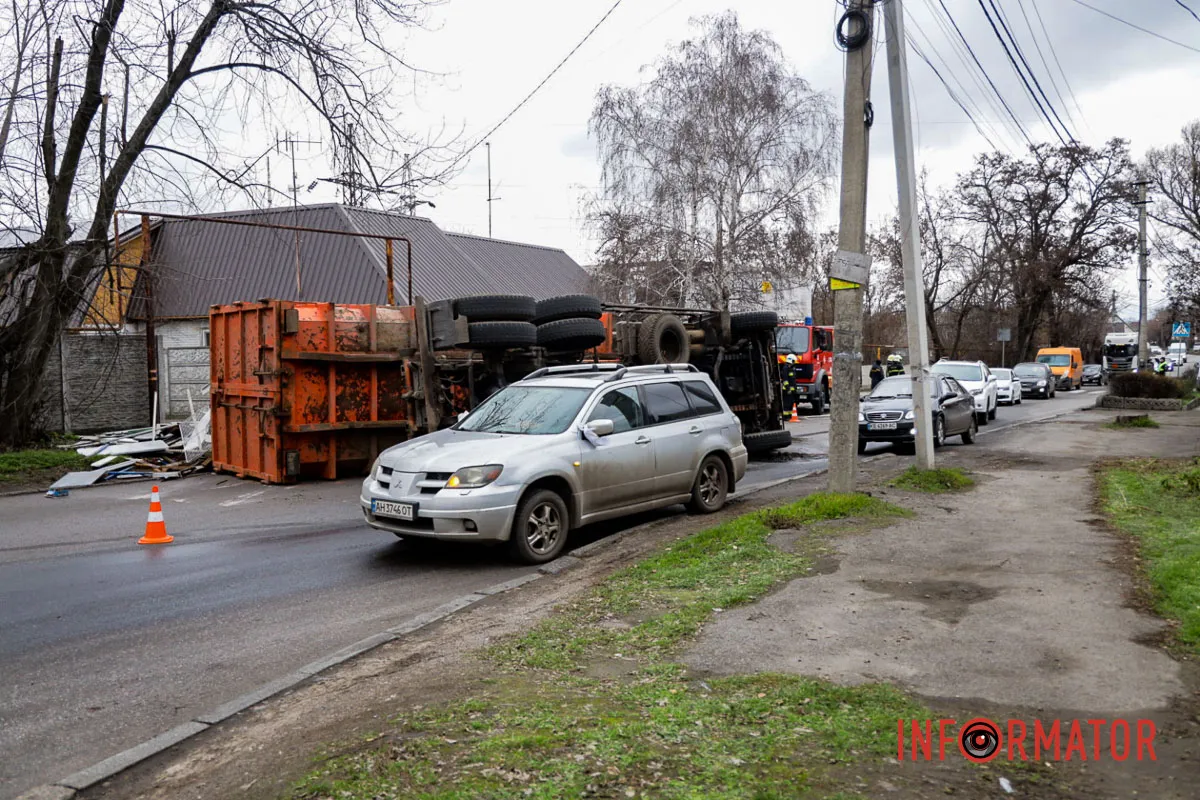 В Днепре на Посполитой перевернулся КамАЗ с ломом: движение затруднено 2